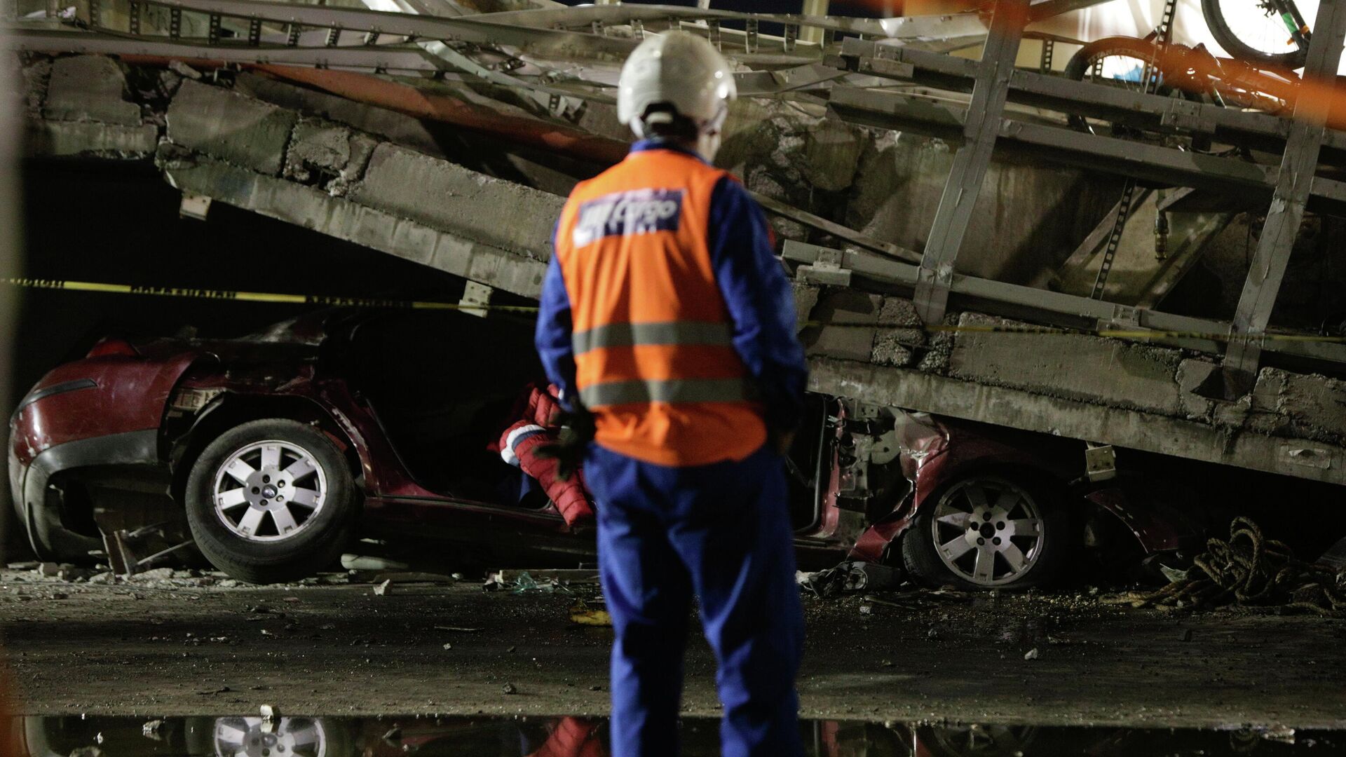 Автомобиль, пострадавший во время крушения метромоста в Мехико - РИА Новости, 1920, 04.05.2021