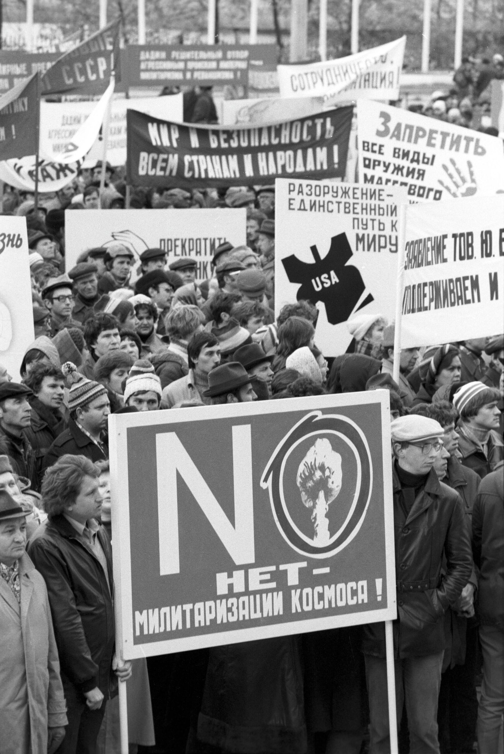 800-тысячная антивоенная манифестация в Москве 1 октября 1983 года - РИА Новости, 1920, 04.05.2021