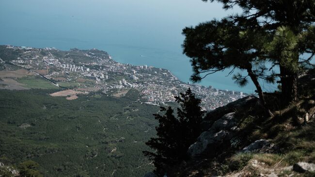 Вид на побережье Черного моря с вершины горы Ай-Петри в Крыму