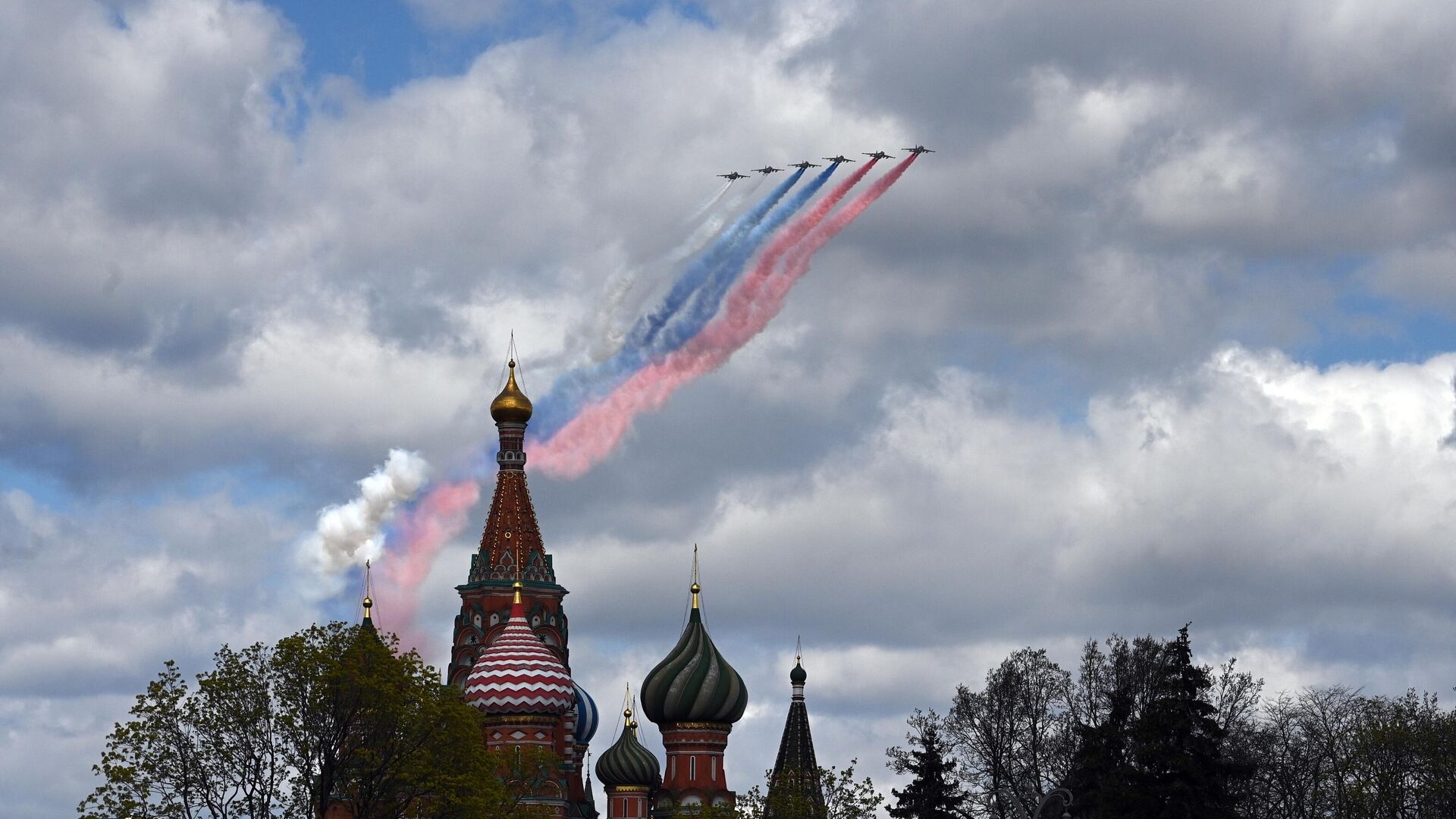 Самолеты-буксировщики мишеней Су-25БМ во время репетиции воздушной части парада в честь 76-летия Победы в Великой Отечественной войне в Москве - РИА Новости, 1920, 07.05.2021
