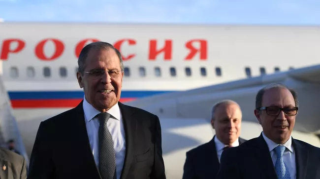 Министр иностранных дел РФ Сергей Лавров и министр иностранных дел Армении Ара Айвазян во время церемонии встречи в аэропорту Еревана