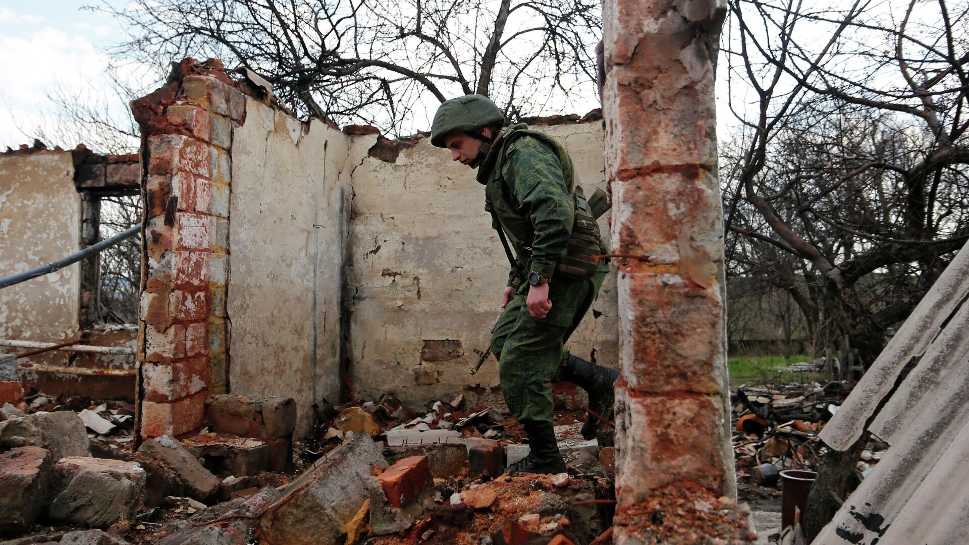 Военнослужащий ЛНР на линии соприкосновения в Луганской области - РИА Новости, 1920, 18.05.2021