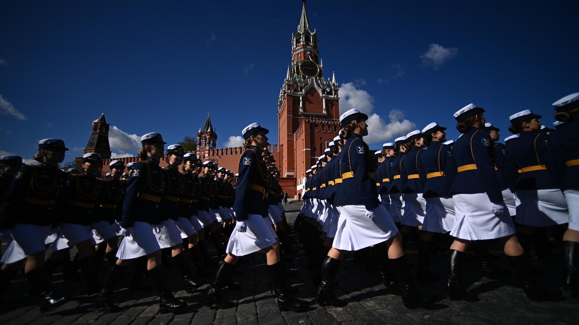 Курсантки Военно-космической академии имени А. Ф. Можайского во время генеральной репетиции парада в честь 76-й годовщины Победы в Великой Отечественной войне в Москве - РИА Новости, 1920, 07.05.2021