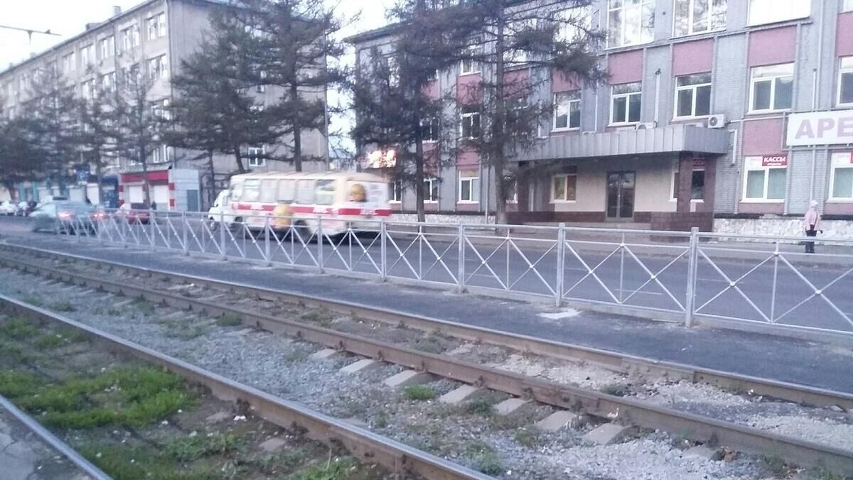 В Кемеровской области житель областного центра обвиняется в смерти мужчины, которого он вытолкнул из трамвая - РИА Новости, 1920, 07.03.2022