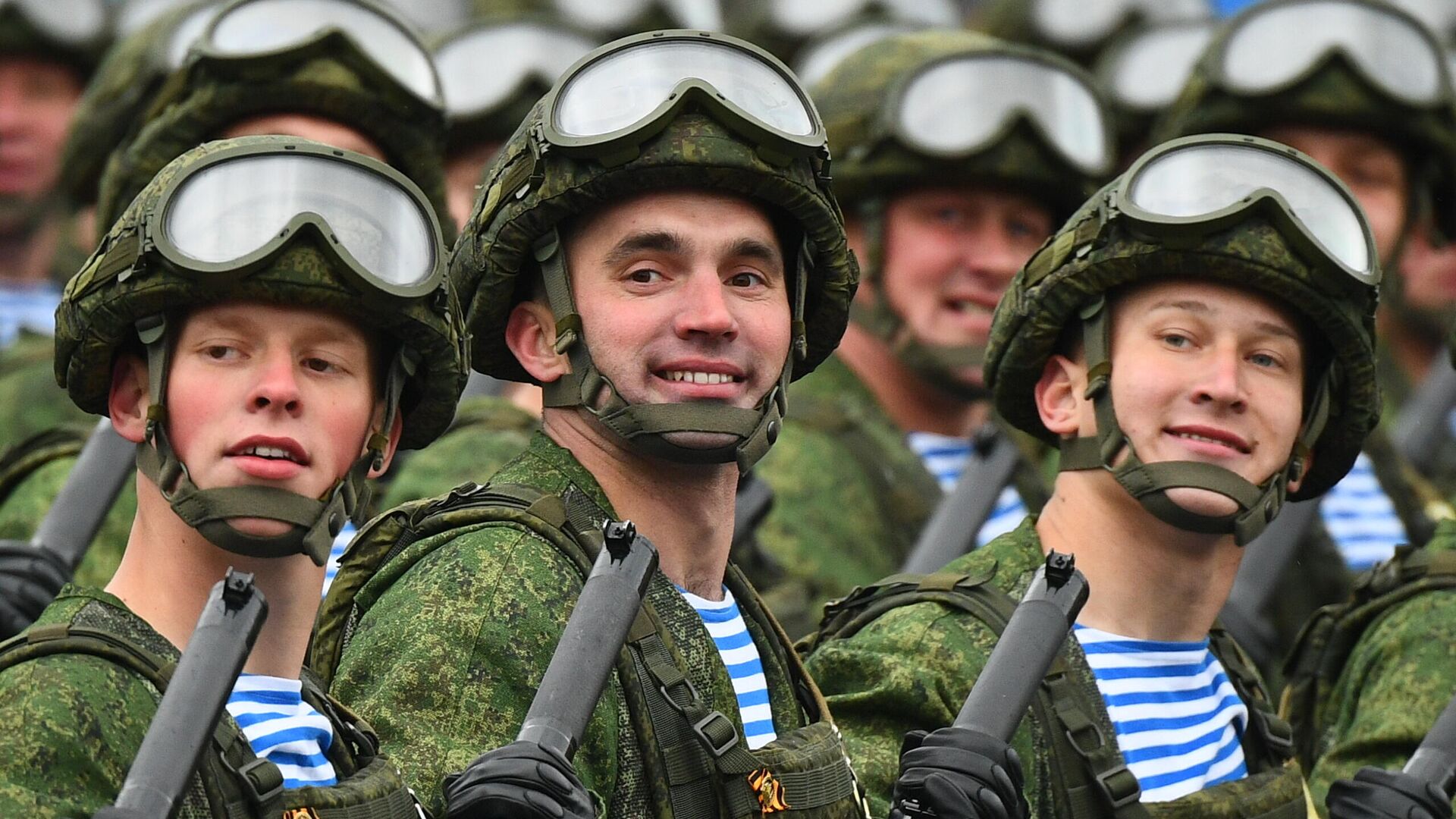 Военнослужащие воздушно-десантных войск на военном параде в честь 76-й годовщины Победы в Великой Отечественной войне в Москве - РИА Новости, 1920, 02.08.2021