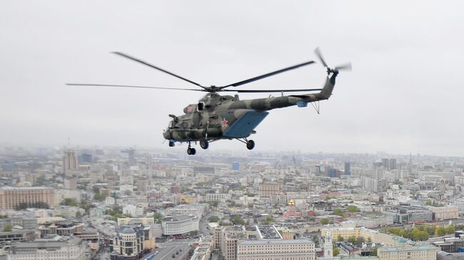 Многоцелевой вертолет Ми-8 во время воздушной части парада в честь 76-й годовщины Победы в Великой Отечественной войне в Москве