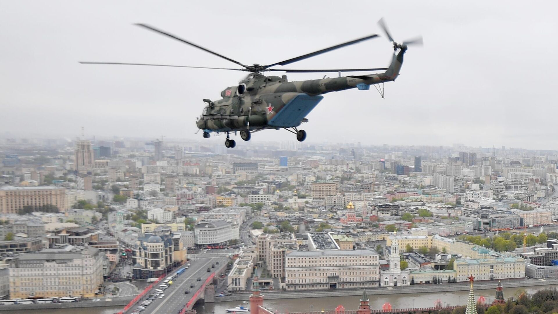 Многоцелевой вертолет Ми-8 во время воздушной части парада в честь 76-й годовщины Победы в Великой Отечественной войне в Москве - РИА Новости, 1920, 20.05.2021