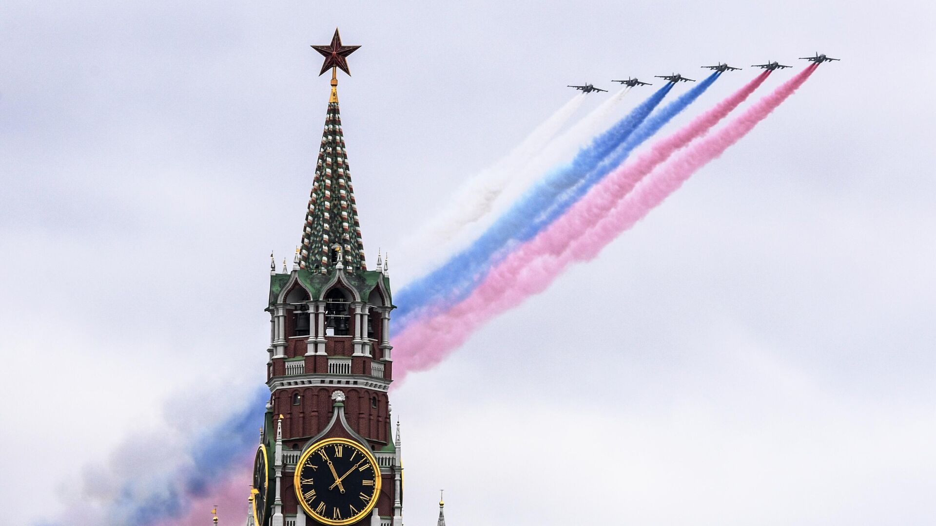 Самолеты-буксировщики мишеней Су-25БМ во время воздушной части парада в честь 76-й годовщины Победы в Великой Отечественной войне в Москве - РИА Новости, 1920, 09.05.2022