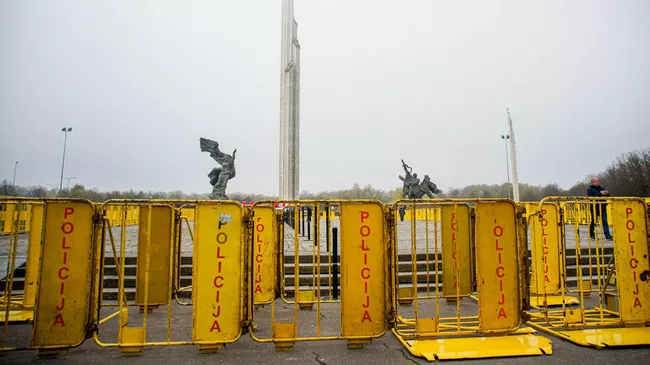 Полиция Латвии в День Победы перекрыла доступ к памятнику Освободителям в Риге
