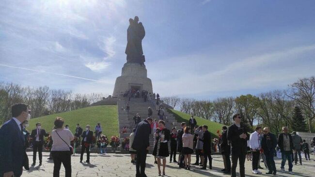 Церемония возложения венков на советском воинском мемориале в Трептов-парке. Архивное фото