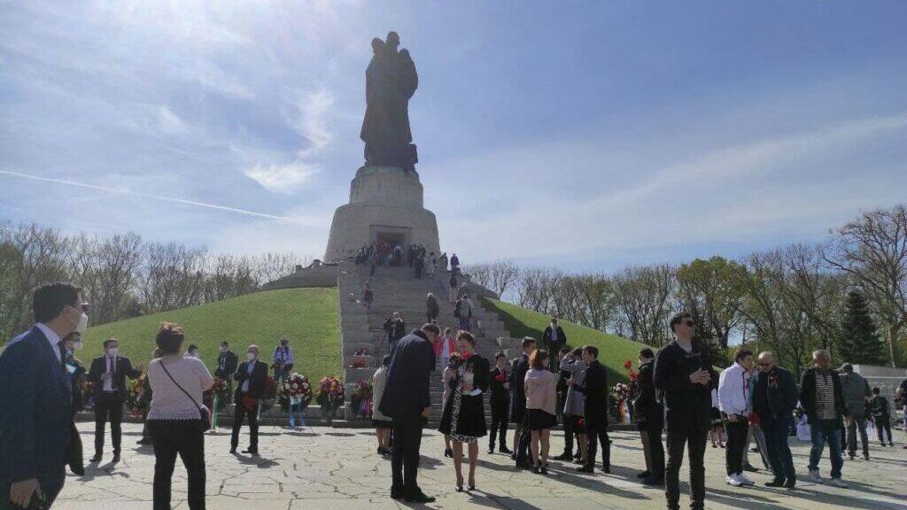 Церемония возложения венков на советском воинском мемориале в Трептов-парке. Архивное фото - РИА Новости, 1920, 06.05.2023