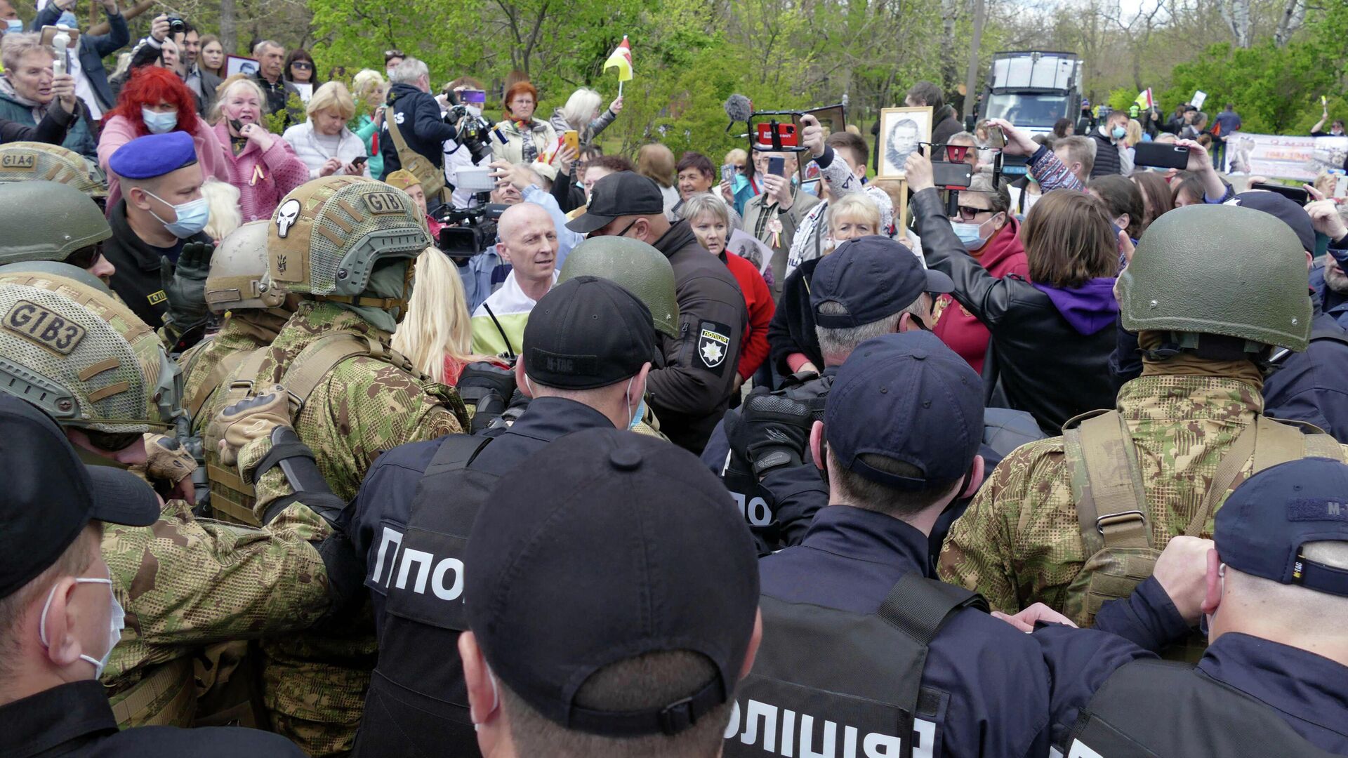 Сотрудники полиции и участники акции Бессмертный полк на аллее Славы в Одессе - РИА Новости, 1920, 10.05.2021