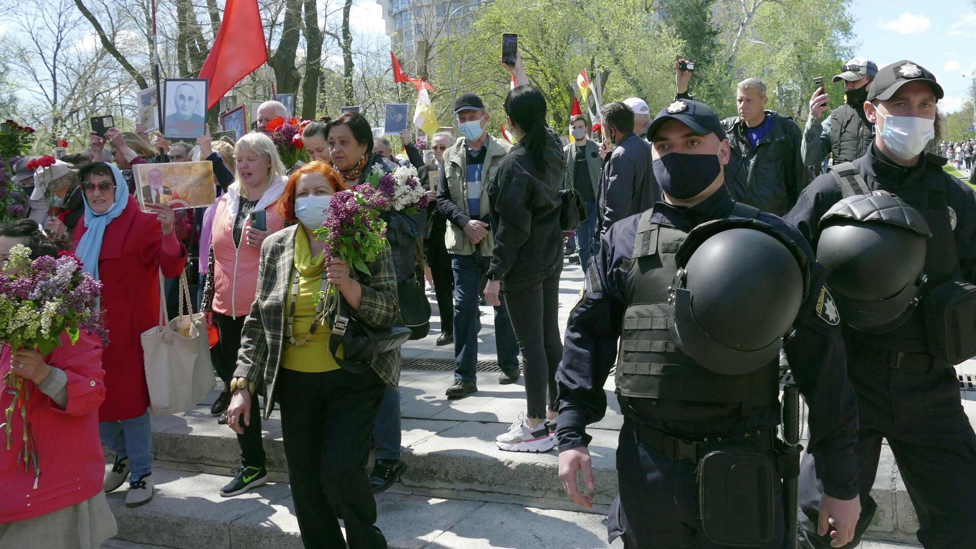 Сотрудники полиции и участники акции Бессмертный полк на аллее Славы в Одессе - РИА Новости, 1920, 09.05.2021