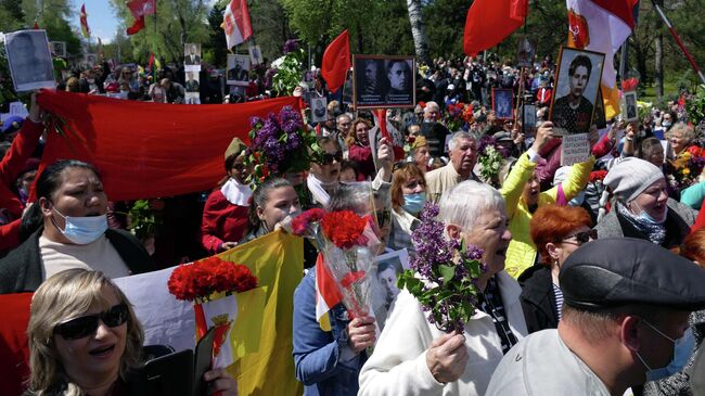 Участники акции Бессмертный полк на аллее Славы в Одессе