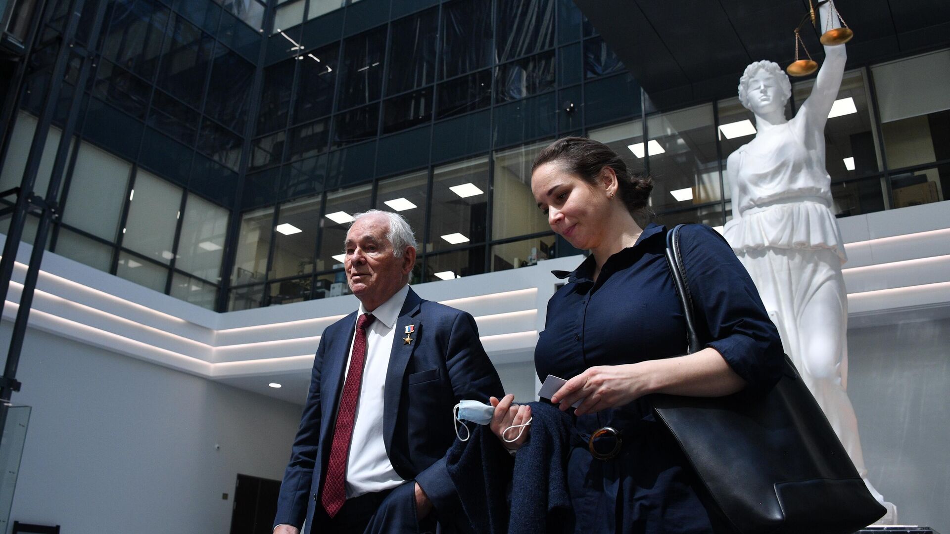 Глава НИИ неотложной детской хирургии и травматологии Леонид Рошаль и реаниматолог-анестезиолог калининградского перинатального центра Элина Сушкевич после рассмотрения апелляционной жалобы на приговор Глава НИИ неотложной детской хирургии и травматологии Леонид Рошаль и реаниматолог-анестезиолог калининградского перинатального центра Элина Сушкевич после рассмотрения апелляционной жалобы на приговор - РИА Новости, 1920, 29.10.2021