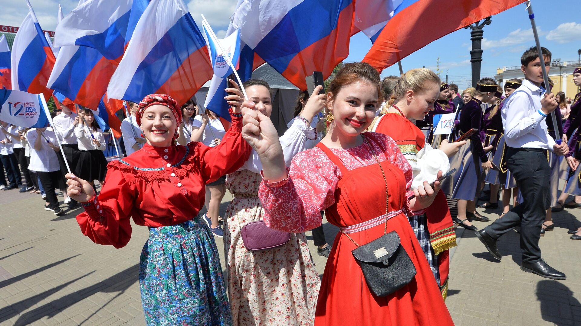 Девушки на праздновании Дня России в Челябинске - РИА Новости, 1920, 07.06.2021