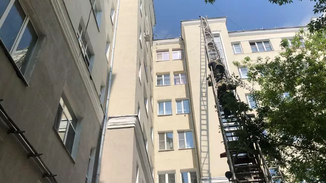 Сотрудники МЧС на месте пожара на улице Шейнкмана в Екатеринбурге