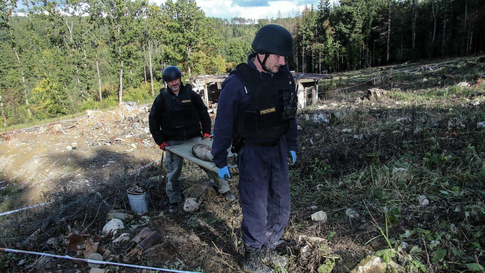 Сотрудники чешских правоохранительных органов на месте взрыва в Врбетице в 2014 году. Архивное фото - РИА Новости, 1920, 03.05.2024