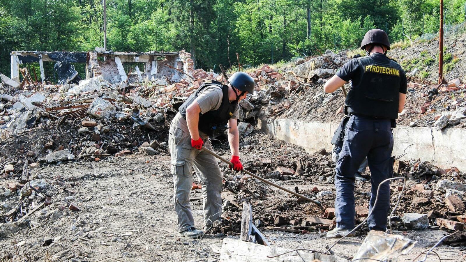 Сотрудники чешских правоохранительных органов на месте взрыва на военном складе в Врбетице - РИА Новости, 1920, 30.06.2021