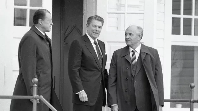 Генеральный секретарь ЦК КПСС Михаил Горбачев и Президент США Рональд Рейган перед началом встречи на высшем уровне в Рейкьявике
