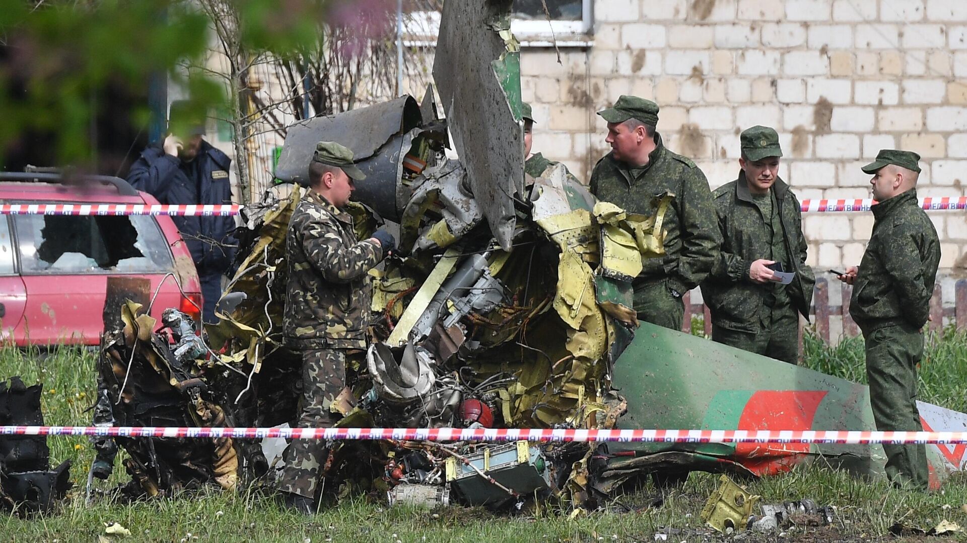 Место крушения военно-учебного самолета Як-130 белорусских ВВС на улице Розы Люксембург в городе Барановичи - РИА Новости, 1920, 19.05.2021