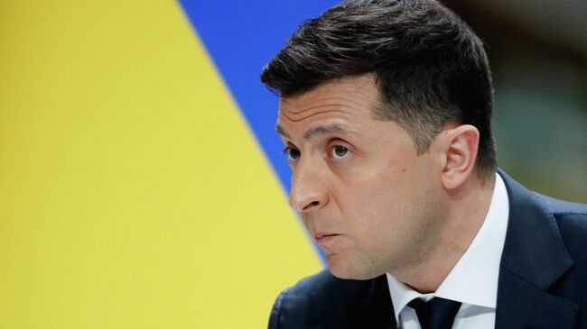 Президент Украины Владимир Зеленский во время пресс-конференции по итогам второго года своей работы на авиазаводе Антонов