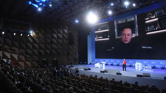 Илон Маск во время выступления