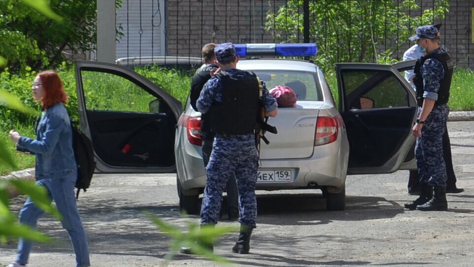 Обстановка возле лицея №1 в городе Березники, где ученик напал на учительницу - РИА Новости, 1920, 24.05.2021