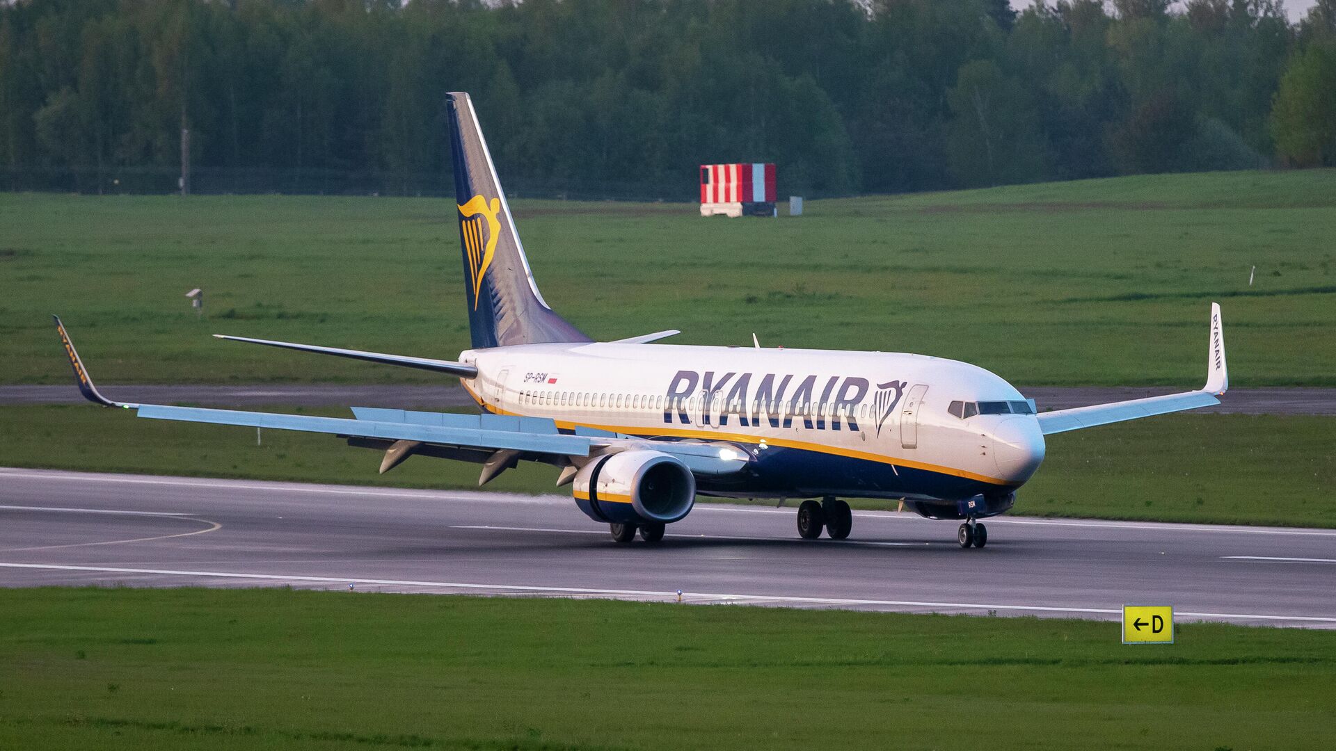 Самолет авиакомпании Ryanair, на котором находился Роман Протасевич, в аэропорту Вильнюса - РИА Новости, 1920, 25.05.2021