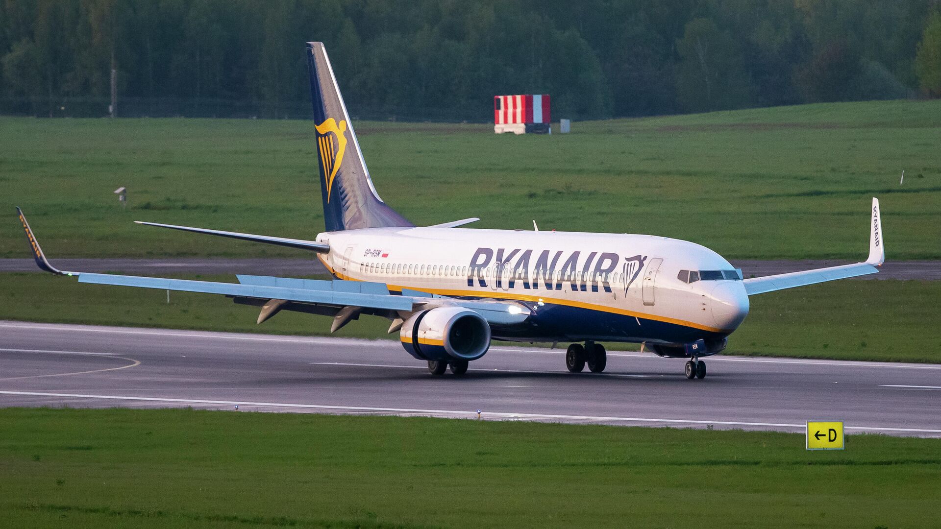 Самолет авиакомпании Ryanair, на котором находился Роман Протасевич, в аэропорту Вильнюса - РИА Новости, 1920, 24.05.2021