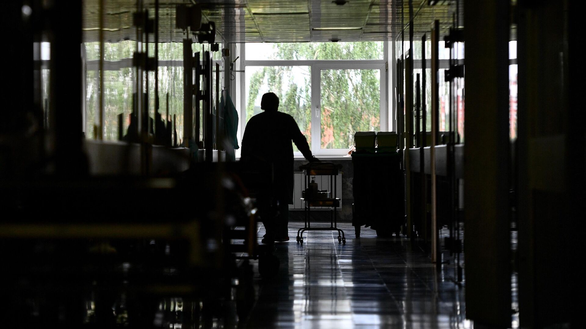 Медицинская сестра в коридоре городской клинической больницы - РИА Новости, 1920, 20.11.2023