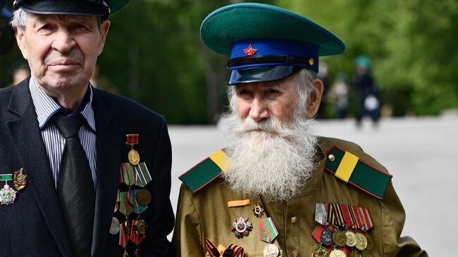 Ветераны пограничных войск во время празднования Дня пограничника в парке имени Маяковского в Екатеринбурге.