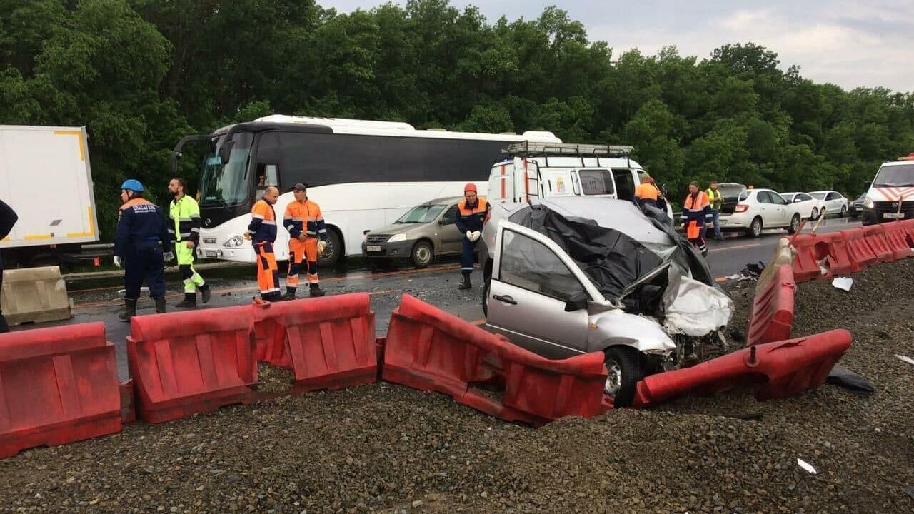 ДТП с участием двух легковых автомобилей на трассе М-4 Дон в Ростовской области - РИА Новости, 1920, 06.08.2021