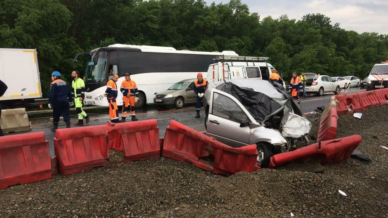 ДТП с участием двух легковых автомобилей на трассе М-4 Дон в Ростовской области - РИА Новости, 1920, 06.08.2021