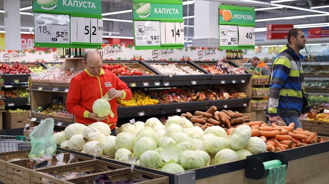 Покупатели в торговом зале магазина 