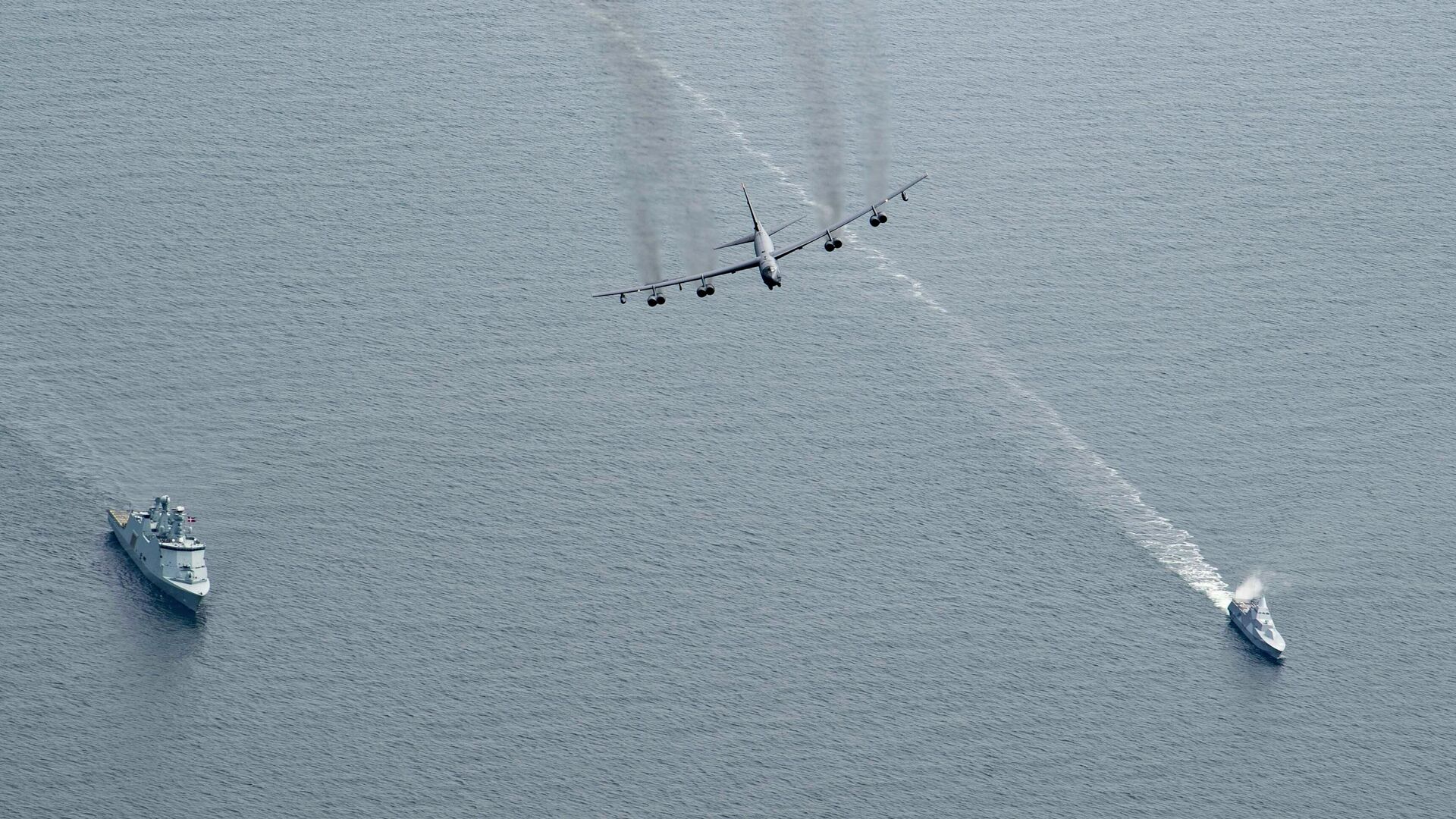 Стратегический бомбардировщик ВВС США B-52H Stratofortress пролетает над кораблем Королевских военно-морских сил Дании HDMS Esbern Snare (L17) (слева) и корветом HMS Karlstad (K35) ВМC Швеции во время Baltops - РИА Новости, 1920, 11.06.2021