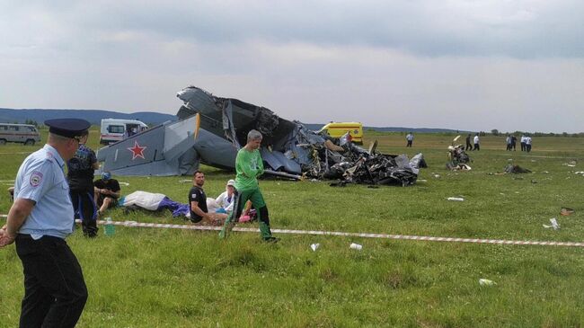 На месте крушения самолета Л-410 в Кемеровской области. Стоп-кадр видео