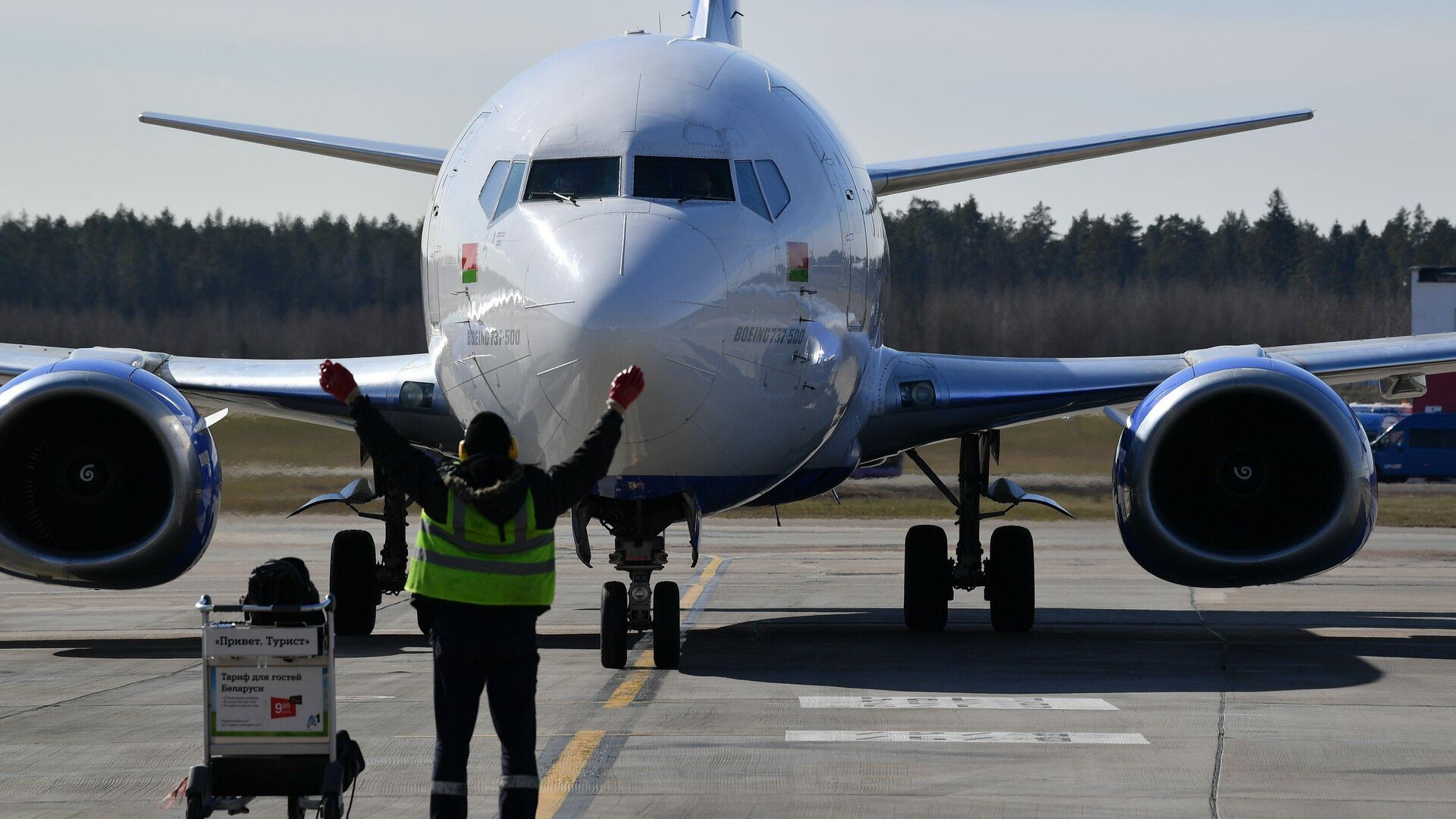 Самолет Boeing 737-500 белорусской авиакомпании Белавиа в национальном аэропорту Минск - РИА Новости, 1920, 12.07.2021