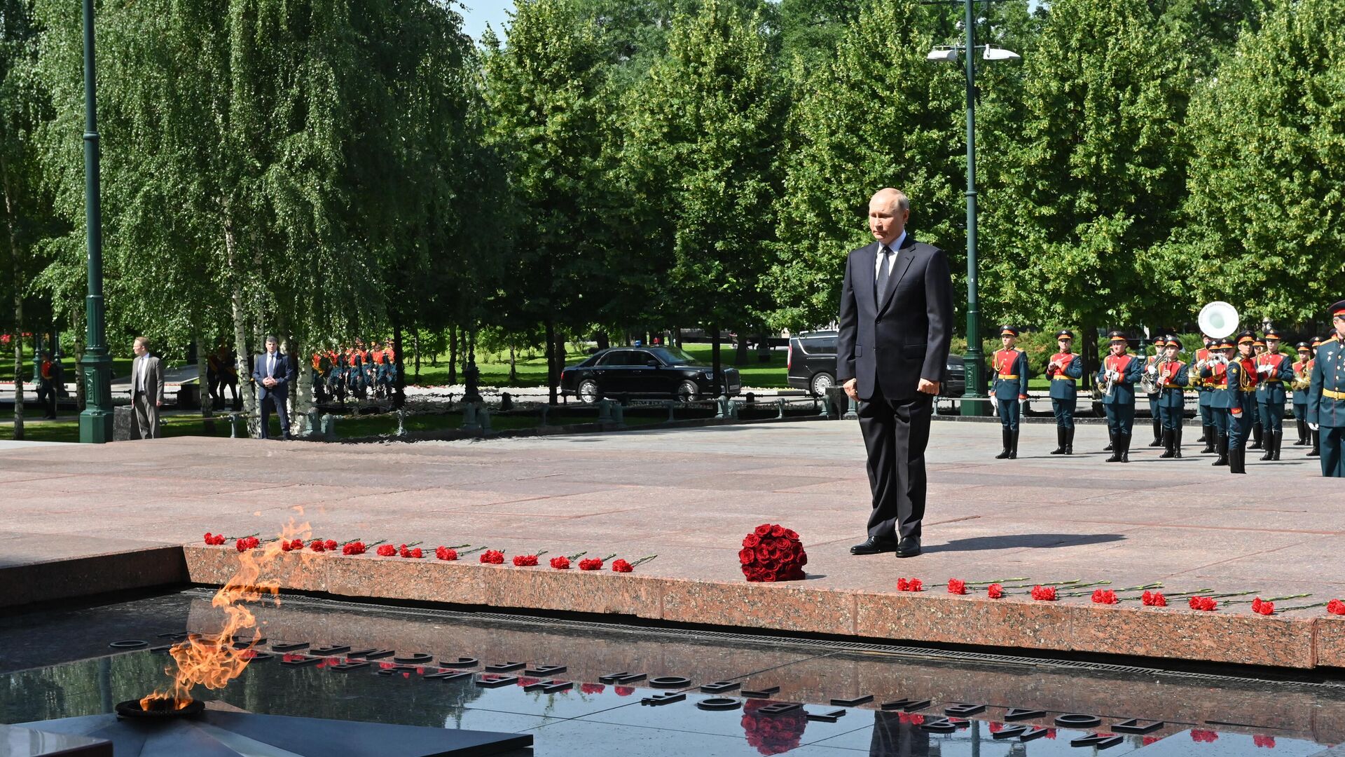 Президент РФ Владимир Путин на церемонии возложения венка и цветов к Могиле Неизвестного Солдата в Александровском саду в День памяти и скорби - РИА Новости, 1920, 22.06.2021