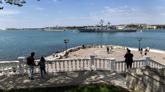 Отдыхающие на Приморском бульваре в Севастополе