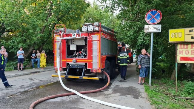 Сотрудники МЧС на месте пожара в здании автосервиса в Красногорске