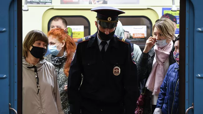 Сотрудник полиции в метро Новосибирска