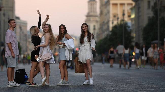 Москвичи гуляют по Тверской улице в Москве