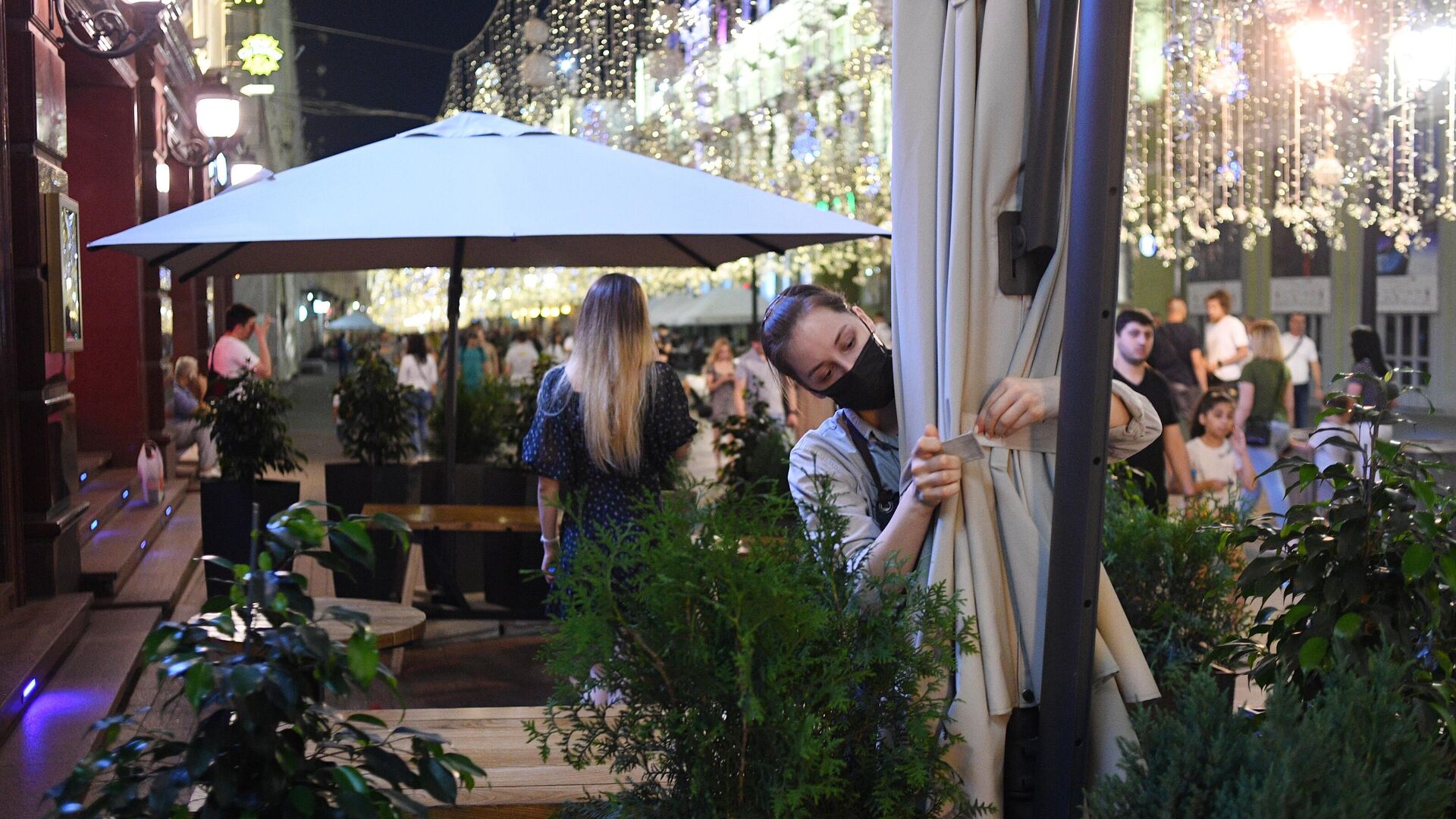 Сотрудница во время закрытия одного из ресторанов на Никольской улице в Москве - РИА Новости, 1920, 28.06.2021