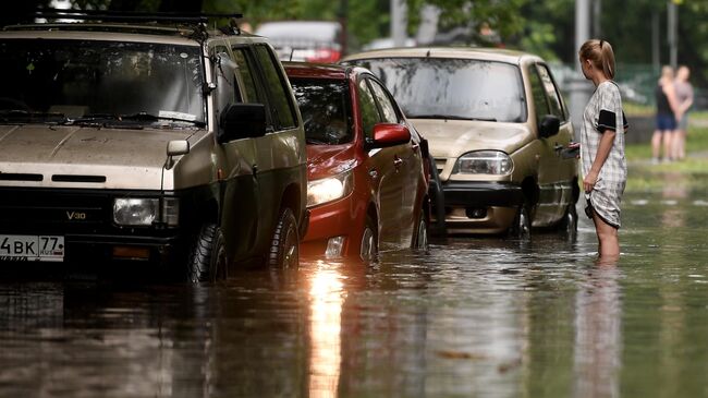 Девушка на одной из улиц в Москве во время дождя