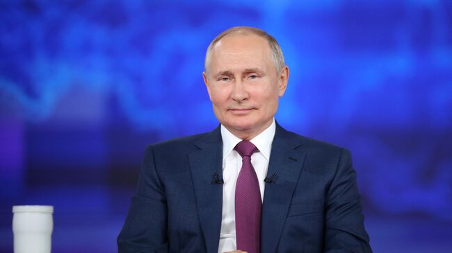 Президент РФ Владимир Путин отвечает на вопросы россиян во время ежегодной специальной программы Прямая линия с Владимиром Путиным 