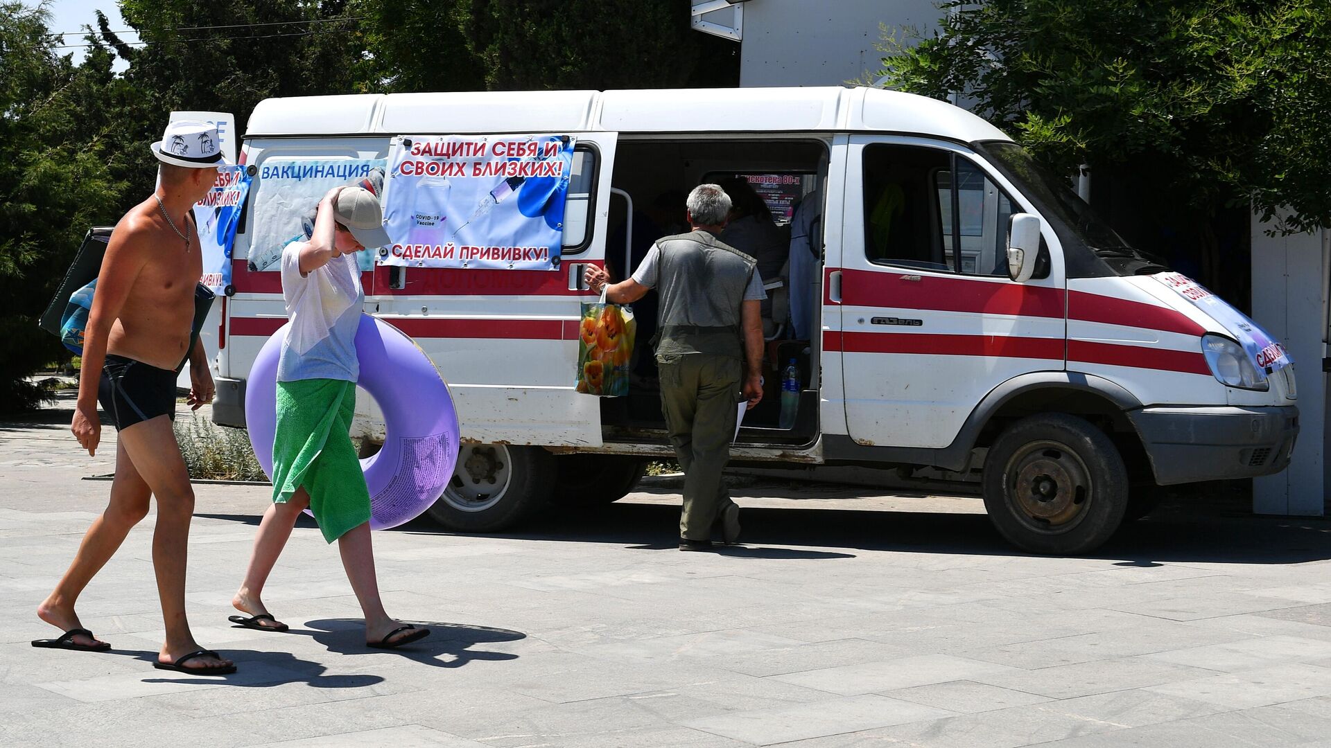 Люди около мобильного пункта вакцинации от COVID-19 на набережной Судака - РИА Новости, 1920, 15.07.2021