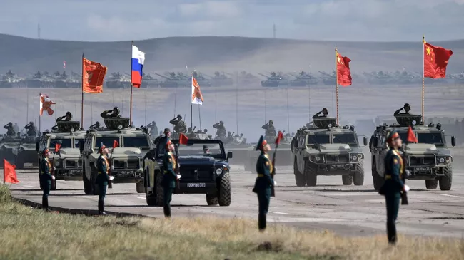 Парад военной техники, участвовавшей в основном этапе военных маневров вооруженных сил Восток-2018