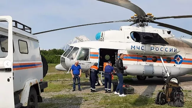 Сотрудники спасательной службы МЧС РФ, доставленные на вертолёте Ми-8МТВ-1 на поиски самолета Ан-26,