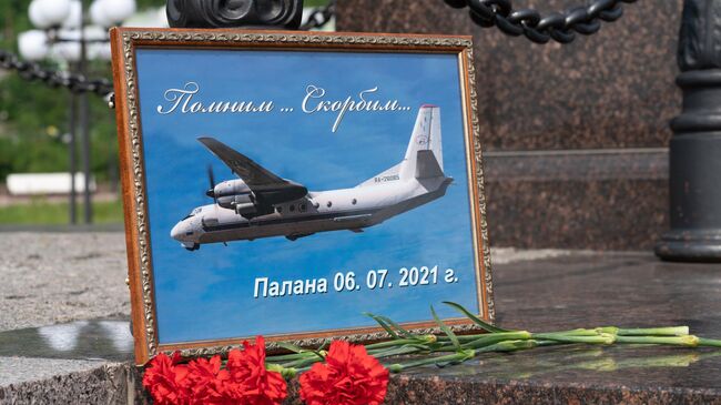 Стихийный мемориал на ступенях стелы Город воинской славы в центре Петропавловска-Камчатского